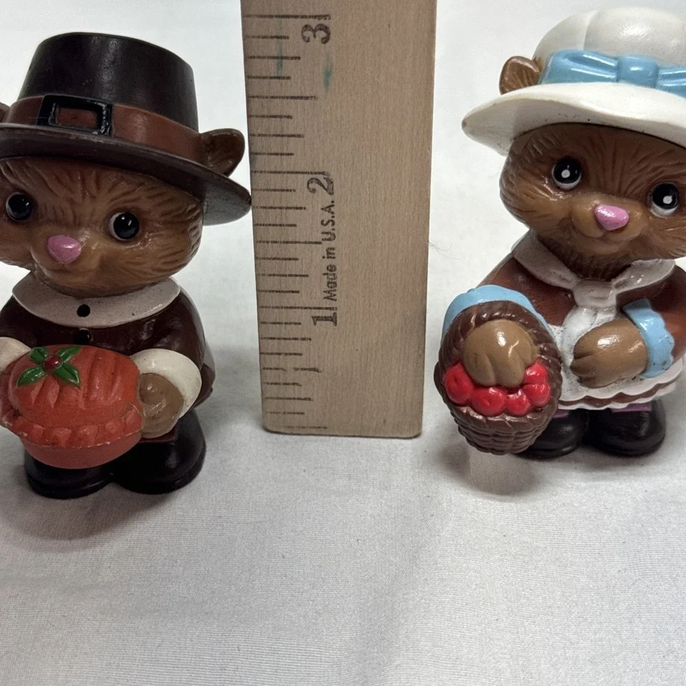 Vintage Thanksgiving Pilgrim Squirrels Chipmunks Salt Pepper Shakers 3